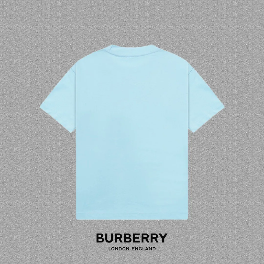 P80✨🔥 [Burberry] 2026FW Year of the Horse Limited Short Sleeve T-shirt War Horse Letters LOGO Print Premium 26s Double Yarn 300 Grams Fabric Heavy Fabric Customized Tentacle Ribbing Same as the Same Style Three Standards Men and Women Same Style Color: Black White Blue Size: S M L XL 2XL